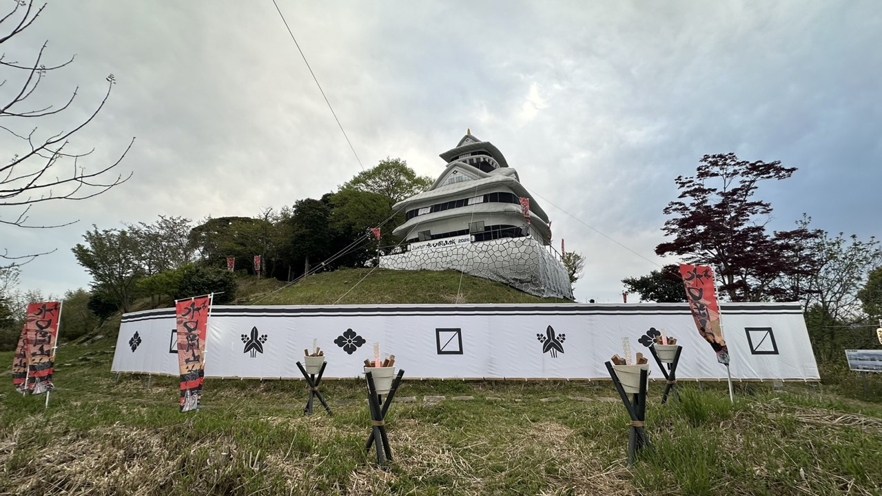 水口岡山城　巨大バルーン模擬天守